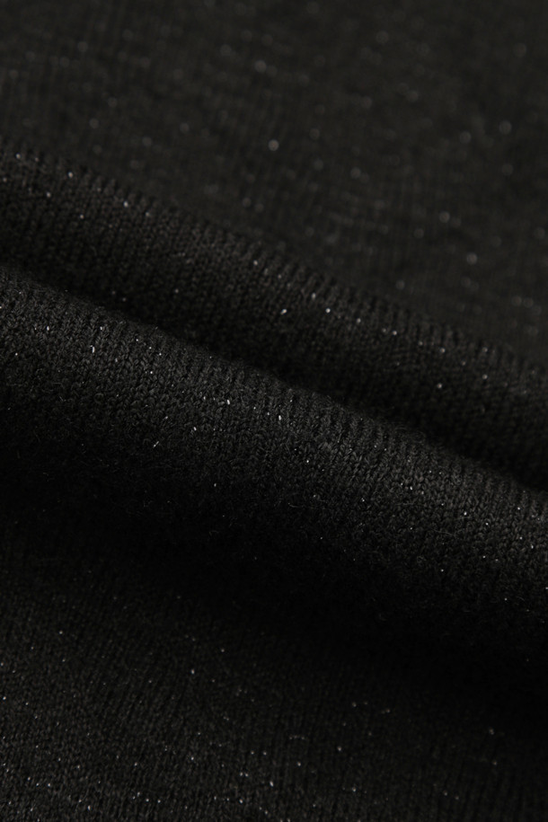 프릴 포인트 메탈 롱 슬리브 티셔츠 (블랙)는 여성 고객을 위한 우아하고 캐주얼한 스타일의 티셔츠입니다. 긴 소매와 슬림핏 디자인으로, 봄, 가을, 겨울철에 착용하기 좋습니다. 터틀넥 라인에 프릴 디테일이 더해져 여성스러운 포인트를 더했습니다. 일상 및 출근, 모임룩에 모두 활용 가능하며, 무지 디자인으로 미니멀하고 클래식한 스타일을 연출할 수 있습니다.
