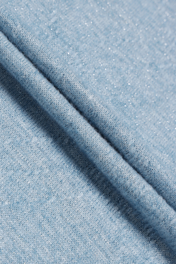 [Re-Order] 프릴 포인트 메탈 롱 슬리브 티셔츠 (블루)는 여성 의류로, 가을과 겨울에 우아한 스타일을 연출하기 좋습니다. 슬림핏에 터틀넥 디자인으로, 일상과 데이트룩, 모임룩에 활용하기 좋습니다. 메탈 소재 특유의 고급스러움과 긴 소매가 특징이며, 무지 패턴에 프릴 디테일과 밑단 볼륨감으로 포인트를 더했습니다. 클래식, 미니멀, 로맨틱 스타일을 즐기는 분들께 추천합니다.
