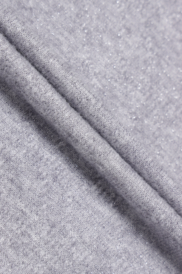 [Re-Order] 프릴 포인트 메탈 롱 슬리브 티셔츠 (멜란지 그레이)는 여성스러운 스타일을 연출하는 긴소매 티셔츠입니다. 멜란지 그레이 컬러의 무지 디자인에 메탈 소재와 프릴 디테일이 더해져 시크하면서도 여성스러운 분위기를 자아냅니다. 슬림핏 터틀넥 디자인으로 가을, 겨울철 데이트룩, 모임룩, 출근룩 등 다양한 TPO에 활용 가능합니다. 클래식, 미니멀, 시크 스타일을 즐겨 입는 분들께 추천합니다.
