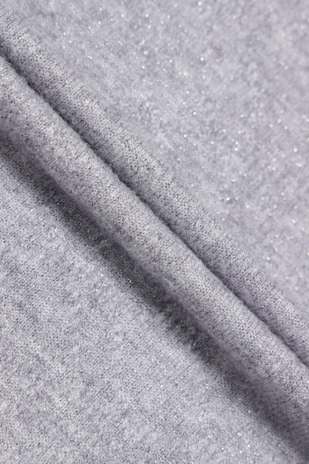 프릴 포인트 메탈 롱 슬리브 티셔츠 (그레이)는 여성스러운 무드와 캐주얼 스타일을 동시에 연출할 수 있는 티셔츠입니다. 부드러운 터틀넥 디자인에 슬림핏으로 제작되어 세련된 실루엣을 선사하며, 메탈 소재가 혼방되어 은은한 광택과 고급스러운 느낌을 더합니다. 봄, 가을, 겨울 세 계절 모두 활용 가능하며, 출근룩이나 모임룩 등 다양한 TPO에 매치하기 좋습니다. 무지 디자인에 프릴 디테일이 포인트로 더해져 클래식하면서도 미니멀한 스타일을 완성합니다. 긴 소매 기장으로 간절기에도 따뜻하게 착용할 수 있습니다.
