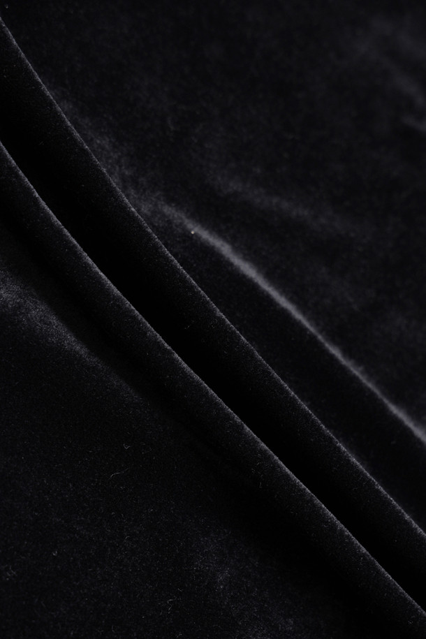 프릴 포인트 벨벳 긴소매 티셔츠(블랙)는 우아한 스타일을 연출하는 여성 티셔츠입니다. 부드러운 벨벳 소재에 슬림핏으로 제작되어 편안하면서도 세련된 실루엣을 선사합니다. 터틀넥 디자인과 밑단의 볼륨감, 프릴 디테일이 더해져 로맨틱하고 클래식한 무드를 강조합니다. 가을, 겨울 시즌에 데이트룩, 모임룩, 연말 모임룩 등 다양한 TPO에 활용하기 좋습니다. 신축성이 좋아 활동성 또한 보장하며, 블랙 컬러로 어떤 하의와도 쉽게 매치할 수 있습니다.
