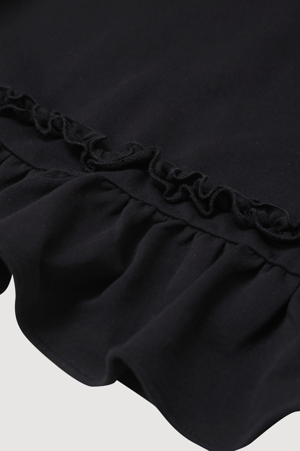 Hem Line Frill Sweatshirt (블랙)은 부드러운 면 소재로 제작되어 가을과 겨울에 따뜻하게 착용할 수 있는 여성 맨투맨입니다. 캐주얼하고 미니멀한 스타일로, 루즈핏과 라운드넥 디자인이 편안함을 선사합니다. 무지 패턴의 블랙 컬러는 어떤 하의와도 쉽게 매치할 수 있으며, 밑단 프릴 디테일이 여성스러운 포인트를 더합니다. 긴 소매 기장과 두꺼운 두께감으로 포근하게 착용 가능한 데일리 아이템입니다.
