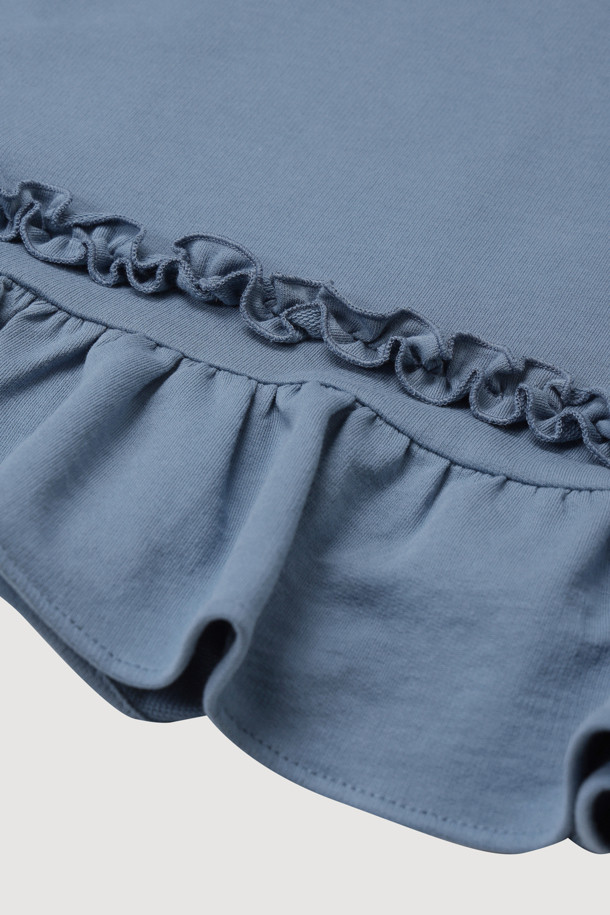 헤 라인 프릴 스웨트셔츠 (블루)는 산뜻한 블루 컬러와 부드러운 면 소재로 제작되어 봄, 가을 시즌에 활용하기 좋은 아이템입니다. 캐주얼한 무드를 연출하며 데이트룩, 봄 소풍룩에 적합합니다. 크롭 기장의 루즈핏으로 편안하면서도 스타일리시하게 연출할 수 있으며, 밑단 프릴 디테일이 여성스러운 포인트를 더합니다. 얇은 두께감과 라운드넥 디자인으로 간절기에도 부담 없이 착용 가능하며, 미니멀한 스타일을 즐기는 분들께 추천합니다.
