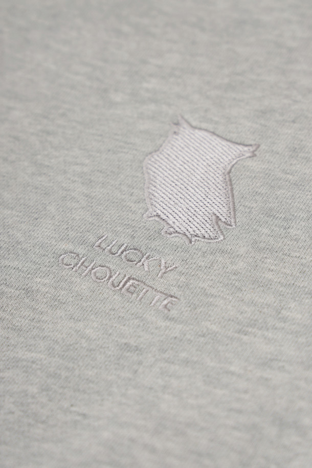 멜란지 그레이 컬러의 리본 포인트 맨투맨 티셔츠입니다. 캐주얼하고 미니멀한 스타일로, 봄, 가을에 어울리는 크롭 기장의 긴소매 디자인입니다. 오른쪽 소매에는 벨벳 리본 장식이, 가슴에는 슈에뜨 자수가 포인트로 자리 잡고 있습니다. 슬림핏으로 제작되어 더욱 세련된 핏을 연출하며, 일상에서 편안하게 착용할 수 있는 웨어러블 아이템입니다. 라운드넥으로 제작되어 어떤 스타일에도 잘 어울립니다.
