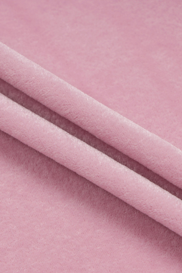 [Atelier] 벨벳 U넥 롱 슬리브 티셔츠(핑크)는 부드러운 벨벳 져지 소재로 제작되어 은은한 광택과 고급스러운 분위기를 자아냅니다. 슬림핏 디자인과 U넥 라인이 여성스러운 실루엣을 연출하며, 얇은 두께감으로 편안한 착용감을 선사합니다. 신축성이 좋아 활동성이 뛰어나며, 뒷넥 테이프 위 아틀리에 자수 포인트가 유니크함을 더합니다. 데이트룩, 모임룩, 파티룩 등 특별한 날을 위한 포인트 착장용으로 제격입니다. 캐주얼, 미니멀, 로맨틱 스타일을 모두 소화 가능한 활용도 높은 아이템입니다.
