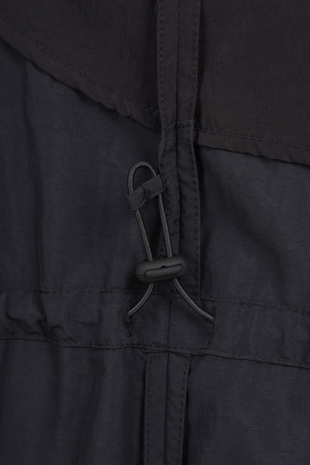 볼륨 포켓 롱 점퍼 (black)는 캐주얼, 스트리트 스타일을 즐기는 분들을 위한 아우터입니다. 롱 기장의 무지 디자인으로, 봄, 가을에 가볍게 걸치기 좋습니다. 루즈핏에 부드러운 나일론 소재를 사용하여 편안한 착용감을 선사하며, 넥과 허리 밑단의 셔링 디테일이 여성스러운 실루엣을 연출합니다. 원피스형 실루엣과 볼륨감 있는 디자인, 입체적인 아웃 포켓이 돋보이며, 지퍼 여밈 방식으로 간편하게 착용할 수 있습니다. 동네 마실룩이나 산책룩에 안성맞춤입니다.
