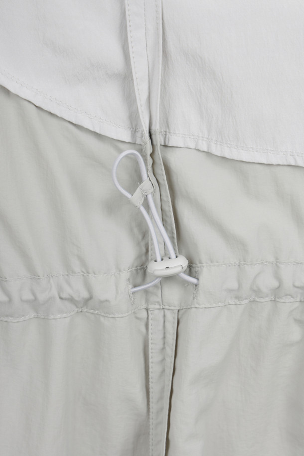 볼륨 포켓 롱 점퍼 (라이트 그레이)는 캐주얼, 스트릿, 미니멀 스타일을 즐겨 입는 여성 고객을 위한 아이템입니다. 가볍고 부드러운 나일론 소재로 제작되어 봄, 가을 간절기에 적합하며, 얇은 두께감으로 편안한 착용감을 선사합니다. 롱 기장과 루즈핏으로 체형 커버에 효과적이며, 볼륨감 있는 포켓 디자인과 넥, 허리 밑단 셔링 디테일이 돋보입니다. 지퍼 여밈 방식으로 간편하게 착용 가능하며, 동네 마실룩, 산책룩 등 일상적인 활동에 스타일리시함을 더해줍니다. 원피스 같은 실루엣으로 여성스러움을 강조하며 다양한 룩에 활용하기 좋습니다.
