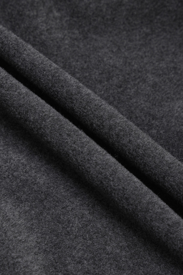 **[Re-Order] 프릴 디테일 체크 점퍼**는 여성스러운 무드의 캐주얼룩을 연출하는 아우터입니다. 베이지와 그레이 두 가지 색상으로 출시되었으며, 가을과 겨울에 따뜻하게 입을 수 있습니다. 부드러운 플리스 소재에 두꺼운 두께감으로 포근함을 더하고, 벌룬 핏과 루즈핏으로 편안한 착용감을 선사합니다. 체크 및 스트라이프 패턴으로 포인트를 더했으며, 투웨이 지퍼와 허리 스트링, 프릴 디테일이 돋보입니다. 산책룩과 같은 일상에서 돋보이는 스타일을 완성해보세요.
