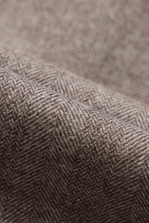 헤링본 후드 아노락 점퍼는 따뜻한 울 소재로 제작되어 겨울철에도 포근함을 선사합니다. 클래식한 헤링본 패턴에 스탠다드 핏으로, 유행을 타지 않는 스타일을 연출합니다. 후드 스트링 디테일과 엠블럼 슬라이더, 레터링 와펜으로 디자인의 완성도를 높였습니다. 리본 연출이 가능한 후드로 다양한 스타일을 소화할 수 있으며, 캐주얼하고 미니멀한 룩을 완성하기 좋습니다. 브라운 컬러의 집업 방식 아노락 점퍼로, 일상에서 편안하게 착용할 수 있습니다.
