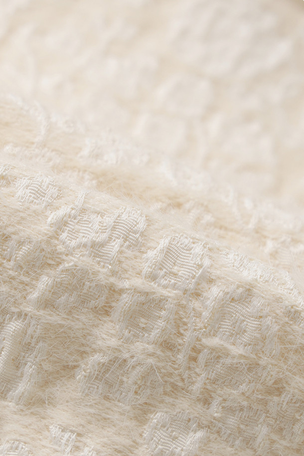 헤링본 후드 아노락 점퍼는 울 소재로 제작되어 따뜻한 착용감을 선사하는 여성용 아우터입니다. 아이보리 컬러의 스탠다드핏 디자인은 클래식하면서도 유니크한 스타일을 연출하며, 겨울철 출근룩과 모임룩에 모두 잘 어울립니다. 헤링본 패턴과 후드 스트링 리본 디테일, 엠블럼 슬라이더, 레터링 와펜, 솔리드 배색이 특징이며, 긴 소매와 집업 여밈 방식이 특징입니다. 두꺼운 두께감으로 보온성을 높였으며, 미니멀, 캐주얼 스타일을 선호하는 분들께 추천합니다.
