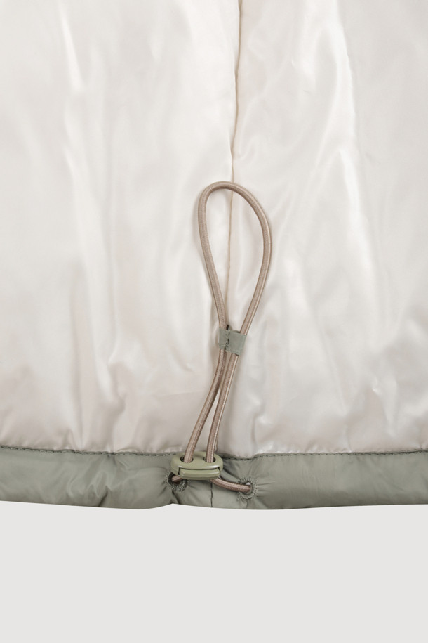 카키 컬러의 볼륨 패딩 점퍼입니다. 가을, 겨울 시즌 여성 의류로, 가볍고 부드러운 나일론 소재를 사용하여 편안한 착용감을 선사합니다. 오버핏 디자인에 볼륨감 있는 실루엣이 특징이며, 니트 시보리 디테일과 셔링 포켓으로 포인트를 더했습니다. 캐주얼 및 미니멀 스타일을 즐겨 입는 분들께 산책룩으로 추천하는 제품입니다. 버튼 여밈 방식의 크롭 기장으로 세련된 핏을 연출합니다.
