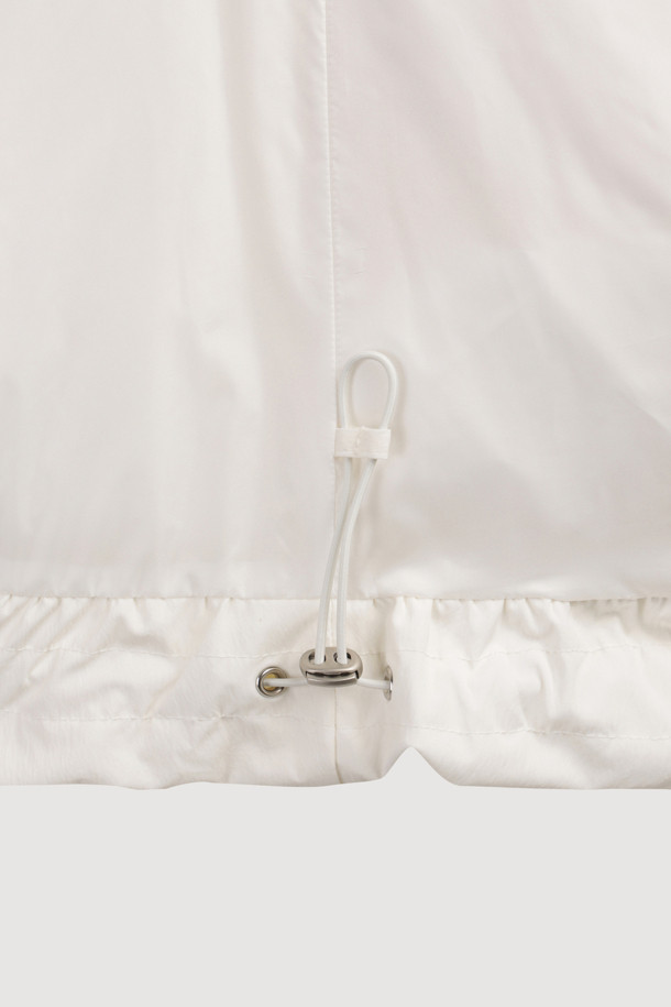 [Re-Order] 리본 다운 베스트 (다크 아이보리)는 겨울철 여성의 우아함과 따뜻함을 동시에 선사하는 다운 베스트입니다. 부드러운 촉감의 나일론과 스판덱스 혼방 소재, 그리고 샤이니 안감으로 고급스러운 착용감을 느낄 수 있습니다. 페미닌하고 캐주얼한 스타일을 연출하며, 리본 및 셔링 디테일로 포인트를 더했습니다. 투웨이 지퍼와 레귤러핏으로 편안한 착용감을 제공하며, 구스다운 충전재로 뛰어난 보온성을 자랑합니다. 데이트룩과 출근룩 등 다양한 TPO에 활용 가능하여, 캐주얼, 미니멀, 로맨틱 스타일을 즐기는 여성에게 추천합니다.
