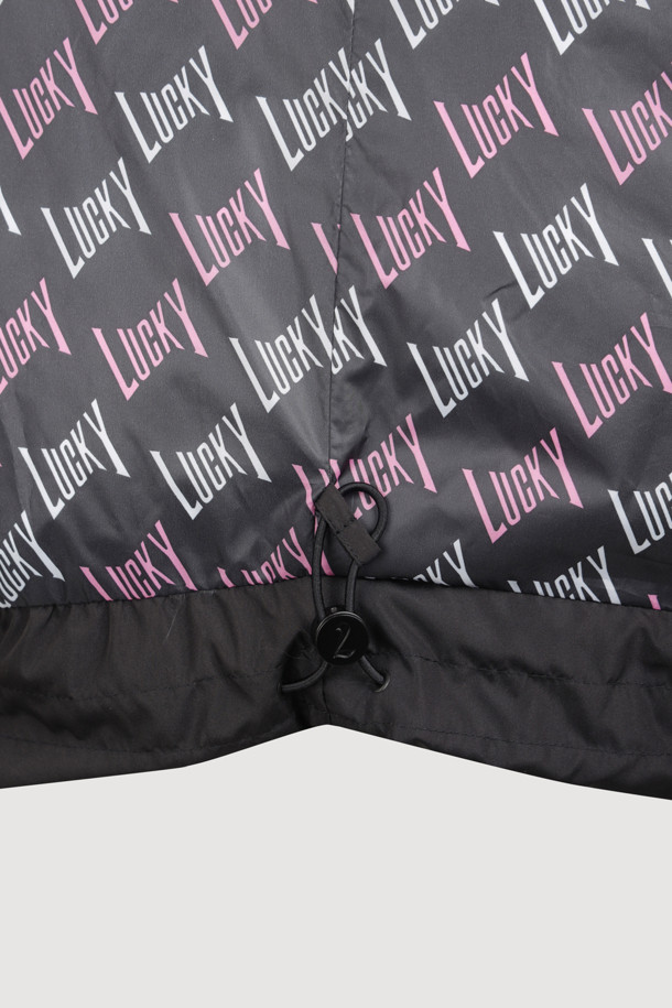 블랙 컬러의 폭스 퍼 트리밍 후드 다운 점퍼입니다. 여성스러운 페미닌 및 러블리 무드를 연출하며, 세미 A라인 핏으로 날씬한 실루엣을 선사합니다. 부드러운 구스다운 소재와 두꺼운 두께감으로 뛰어난 보온성을 제공하며, 탈부착 가능한 폭스 퍼 트리밍, 벨벳 리본 및 셔링 디테일이 고급스러움을 더합니다. 럭키 로고 패턴 안감과 긴 소매 기장, 집업 여밈 방식으로 편안한 착용감을 선사하며, 데이트룩, 모임룩, 연말 모임룩 등 다양한 TPO에 활용 가능합니다. 클래식, 로맨틱, 미니멀 스타일을 즐기는 여성분들께 추천합니다.
