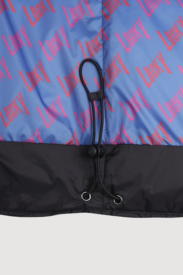 블랙 컬러의 폭스 퍼 후드 구스다운 코트입니다. 추운 겨울, 캐주얼하고 미니멀한 스타일을 연출하기 좋습니다. 탈부착 가능한 리얼 폭스퍼 후드로 고급스러움을 더했으며, 허리 라인과 밑단 스트링으로 핏을 조절할 수 있습니다. 겉감은 부드러운 나일론 소재이며, 안감은 럭키 로고 패턴으로 디자인되었습니다. 출근룩이나 여행룩에 활용하기 좋은, 보온성이 뛰어난 맥시 기장의 구스다운 코트입니다.
