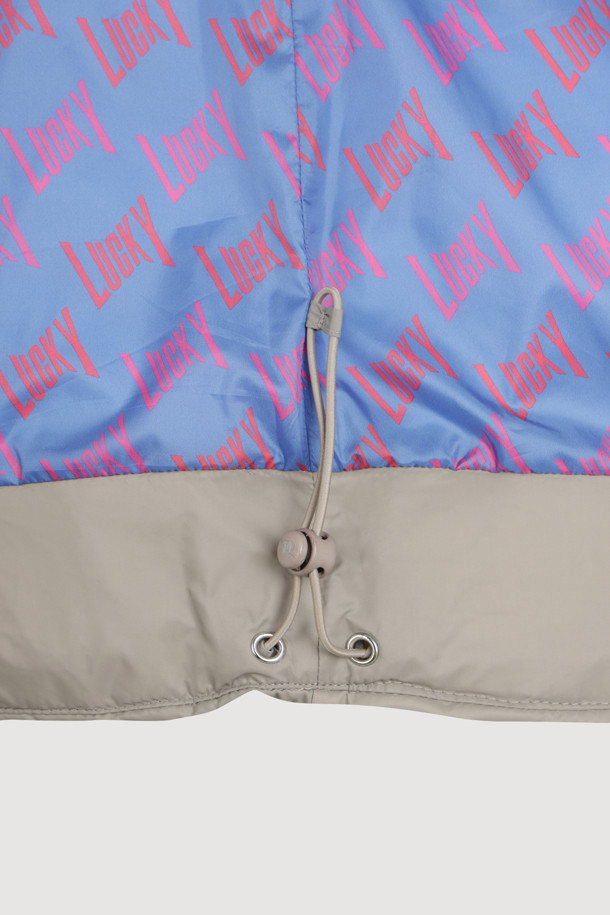 라이트 카키 색상의 폭스 퍼 후드 구스다운 코트는 겨울철 캐주얼 스타일을 완성하는 여성 아우터입니다. 탈부착 가능한 리얼 폭스퍼 후드가 고급스러운 분위기를 더하며, 허리와 밑단의 스트링 조절로 사이즈를 맞춤 조절할 수 있습니다. 겉감은 부드러운 촉감의 나일론 소재이며, 안감은 로고 패턴으로 포인트를 주었습니다. 맥시 기장의 두꺼운 구스다운 코트로 보온성을 높였으며, 지퍼와 스냅 여밈 방식으로 깔끔하게 착용 가능합니다. 여행룩, 캠핑룩 등 다양한 TPO에 미니멀, 클래식 스타일로 활용하기 좋습니다.
