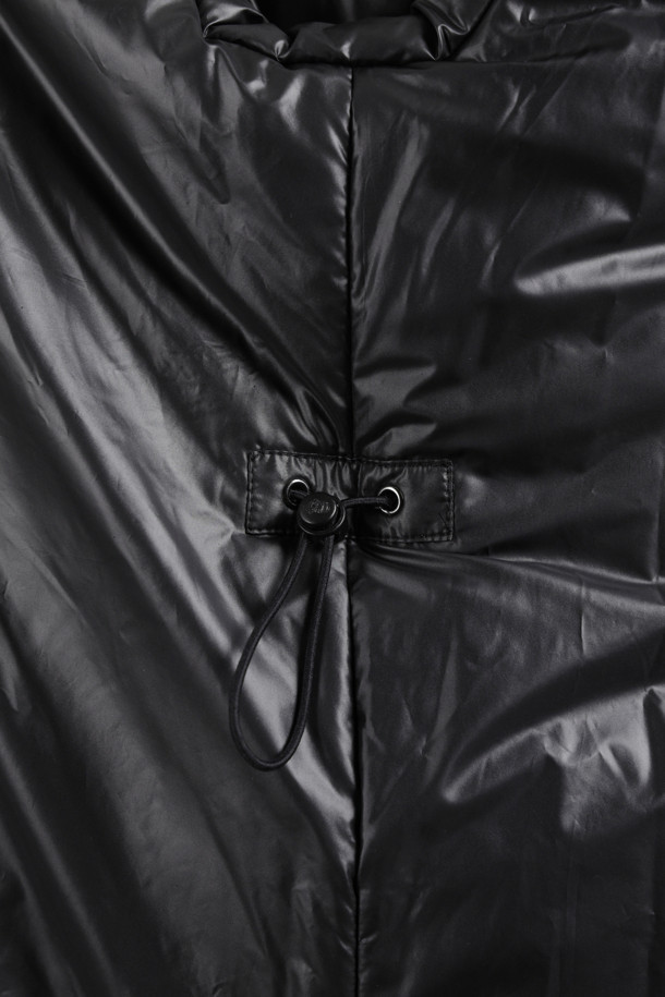 [Re-Order] [아뜰리에] 프릴 디테일 롱 패딩 점퍼는 여성 고객을 위한 겨울철 필수 아이템입니다. 페미닌한 무드를 더하는 프릴 디테일과 롱 기장, A라인 핏으로 세련된 실루엣을 연출합니다. 허리 및 밑단 스트링으로 사이즈 조절이 가능하며, 소매 포켓과 경량 소재로 실용성을 더했습니다. 부드러운 촉감의 폴리에스테르 소재로 제작되어 편안한 착용감을 선사하며, 데이트룩과 출근룩 등 다양한 TPO에 미니멀, 클래식, 로맨틱 스타일로 연출하기 좋습니다. 블랙 컬러의 무지 디자인으로 어떤 옷에도 쉽게 매치할 수 있습니다.
