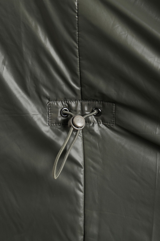 [Re-Order] [아뜰리에] 프릴 디테일 롱 패딩 점퍼는 여성 고객을 위한 겨울 시즌 필수 아이템입니다. 페미닌한 무드를 더하는 프릴 디테일과 롱 기장, A라인 핏으로 세련된 실루엣을 연출합니다. 카키 컬러의 무지 디자인에 지퍼 여밈 방식을 적용하여 편안하게 착용할 수 있으며, 허리 및 밑단 스트링으로 사이즈 조절이 용이합니다. 가볍고 따뜻한 폴리에스테르 소재에 로고 자수 디테일이 돋보이며, 데이트룩과 출근룩 등 다양한 TPO에 미니멀, 클래식, 로맨틱 스타일로 활용하기 좋습니다.
