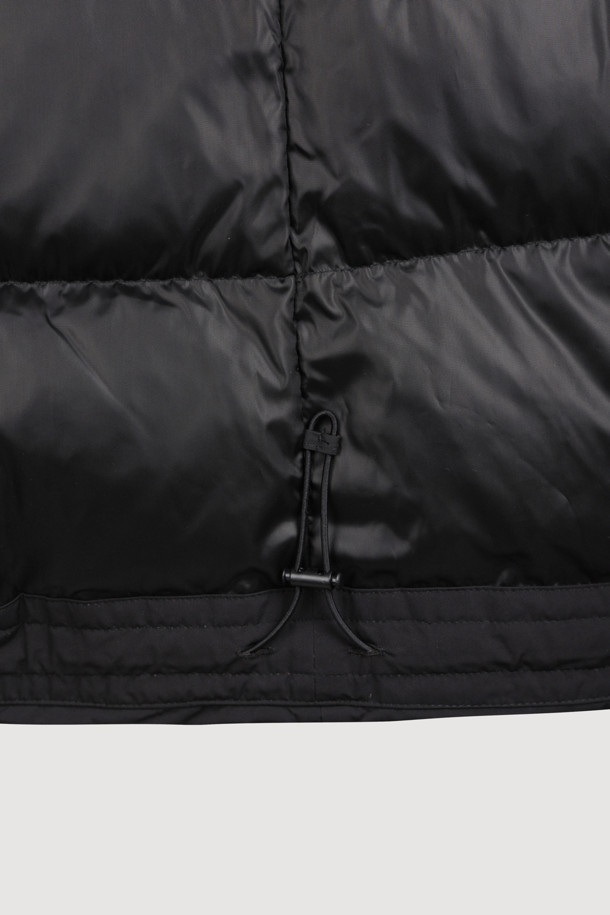 [Atelier] 옵션 벨트 다운 점퍼 (블랙)는 겨울철 여성의 우아함과 캐주얼함을 동시에 만족시키는 아우터입니다. 부드러운 나일론 소재와 두꺼운 두께감으로 따뜻함을 선사하며, 오버핏 디자인과 셔링, 패치워크, 러플 디테일이 페미닌한 무드를 더합니다. 옵션 벨트와 스트링 조절 기능으로 다양한 스타일 연출이 가능하며, 구스다운 충전재로 보온성을 극대화했습니다. 출근룩과 모임룩은 물론 미니멀, 클래식 스타일까지 소화 가능한 활용도 높은 벨티드 다운 점퍼입니다.
