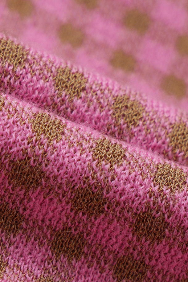 깅엄 체크 하이넥 니트 풀오버 (핑크)는 부드러운 울과 면 혼방 소재로 제작되어 가을, 겨울 시즌 따뜻하게 착용하기 좋습니다. 슬림핏 디자인에 하프넥 라인으로 포근함을 더했으며, 깅엄 체크 패턴이 캐주얼하고 베이직한 분위기를 연출합니다. 뒷중심 싸개 단추 디테일과 왼쪽 가슴 로고 자수가 포인트이며, 이너용으로 활용하기 좋습니다. 데이트룩 또는 모임룩에 매치하여 스타일리시한 룩을 완성해보세요.
