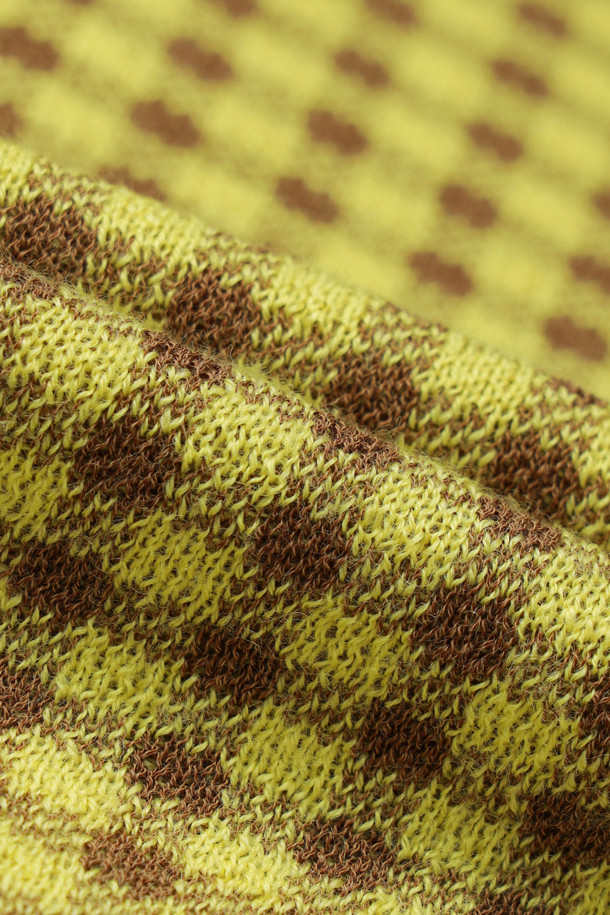 깅엄 체크 하이넥 니트 풀오버 (옐로우)는 캐주얼, 클래식, 미니멀 스타일을 즐기는 여성분을 위한 겨울, 가을용 상의입니다. 부드러운 울과 코튼 혼방 소재로 제작되어 포근하며, 두꺼운 두께감과 슬림핏으로 따뜻하고 세련된 실루엣을 연출합니다. 깅엄 체크 패턴과 하이넥 디자인이 특징이며, 뒷중심 싸개 단추 디테일과 왼쪽 가슴 로고 자수가 포인트입니다. 출근룩과 모임룩 모두 활용 가능한 이너용 아이템으로, 다양한 스타일링에 활용할 수 있습니다.
