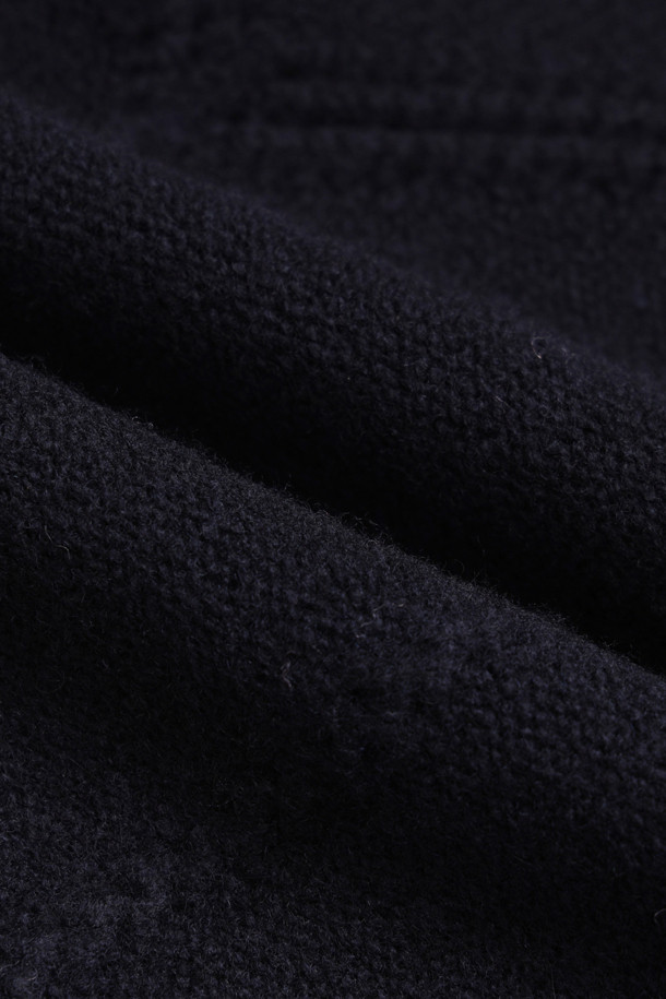 럭키 테이프 니트 풀오버 (다크 네이비)는 가을과 겨울, 페미닌하면서도 캐주얼한 무드를 연출하는 여성용 니트입니다. 울과 나일론 혼방 소재로 제작되어 포근한 촉감을 선사하며, 두꺼운 두께감으로 따뜻하게 착용할 수 있습니다. 크롭 기장의 루즈핏이며, 라운드넥 디자인에 아가일 & 로고 패턴이 적용되었습니다. 왼쪽 어깨 럭키 로고 테이프 디테일과 스카시 조직, 럭키 레터링이 포인트로, 모임룩, 캐주얼, 클래식, 미니멀 스타일 모두 소화 가능합니다. 긴 소매 기장으로 간절기부터 겨울까지 폭넓게 활용할 수 있습니다.
