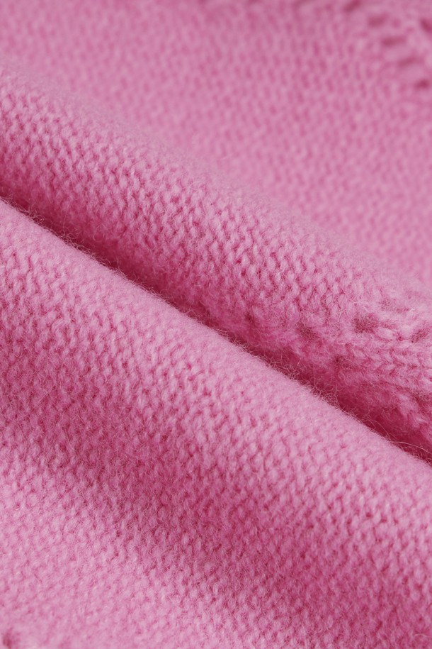 사랑스러운 핑크 컬러의 럭키 테이프 니트 풀오버입니다. 부드러운 울과 나일론 혼방 소재로 제작되어 가을, 겨울 시즌 따뜻하게 착용할 수 있습니다. 페미닌한 무드의 루즈핏 크롭 기장으로, 아가일 패턴과 언발란스 로고 테이프, 스카시 조직 디테일이 돋보입니다. 라운드넥과 긴 소매 디자인으로 클래식하면서도 미니멀한 스타일을 연출하며, 데이트룩이나 모임룩에 활용하기 좋습니다. 보온 기능을 갖춰 추운 날씨에도 포근함을 선사합니다.
