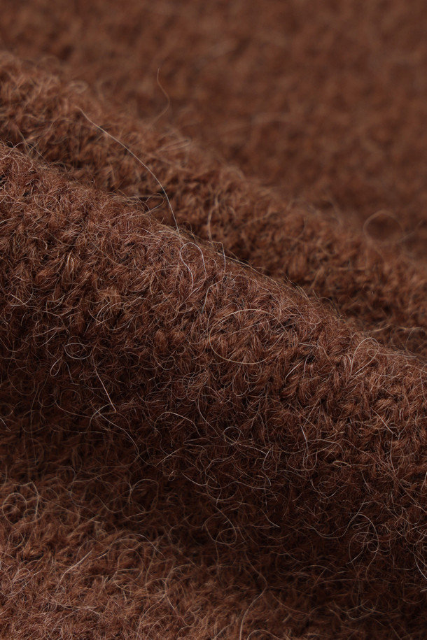 **아가일 니트 풀오버 (브라운)**는 알파카 혼방 소재로 제작되어 포근한 촉감을 선사하는 여성용 니트입니다. 가을과 겨울에 어울리는 얇은 두께의 긴 소매 라운드넥 니트로, 클래식하면서도 유니크한 아가일 패턴이 특징입니다. 스카시 조직감과 러플 디테일이 돋보이며, 다양한 스타일 연출을 위해 레이어드하여 착용할 수 있습니다. 데이트룩, 모임룩, 미니멀, 캐주얼 스타일 모두 소화 가능한 활용도 높은 아이템입니다. 루즈핏으로 편안하게 착용할 수 있습니다.
