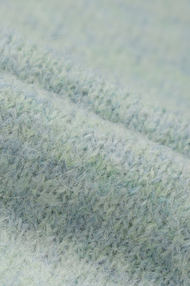 민트 색상의 아가일 니트 풀오버는 여성스러움을 더하는 러플 디테일과 스카시 조직감으로 포인트를 주었습니다. 알파카 혼방 소재로 제작되어 포근한 촉감을 선사하며, 얇은 두께감으로 간절기부터 겨울까지 레이어드하여 활용하기 좋습니다. 라운드넥과 루즈핏 디자인은 클래식하면서도 캐주얼한 무드를 연출하며, 모임룩, 데이트룩 등 다양한 스타일링에 적합합니다. 긴소매 기장과 레귤러 기장으로 편안하게 착용 가능하며, 미니멀한 스타일을 즐기는 분들께 추천합니다.
