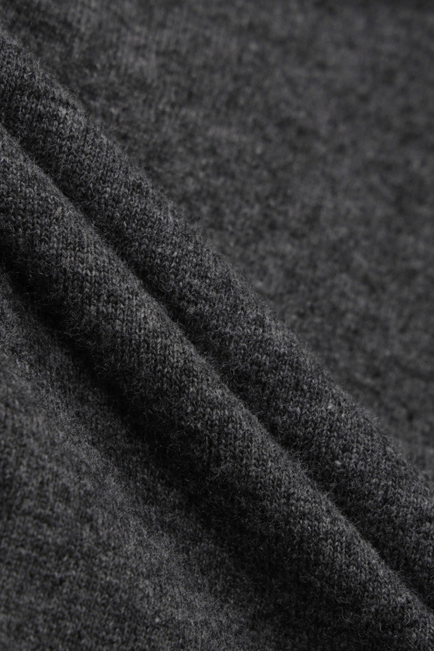 [Atelier] 플라워 모티브 V넥 니트 풀오버 (멜란지 그레이)는 가을, 겨울 시즌 여성들을 위한 상의입니다. 유니크하면서도 클래식한 스타일을 추구하며, 데이트룩, 모임룩, 겨울 데일리룩에 모두 잘 어울립니다. 부드러운 촉감의 울, 캐시미어, 나일론 혼방 소재로 제작되어 편안한 착용감을 선사합니다. V넥 디자인에 벨벳틴 원사 코르사쥬 장식이 포인트로 더해졌으며, 핸드메이드 디테일이 돋보이는 자연스러운 실루엣을 연출합니다. 
