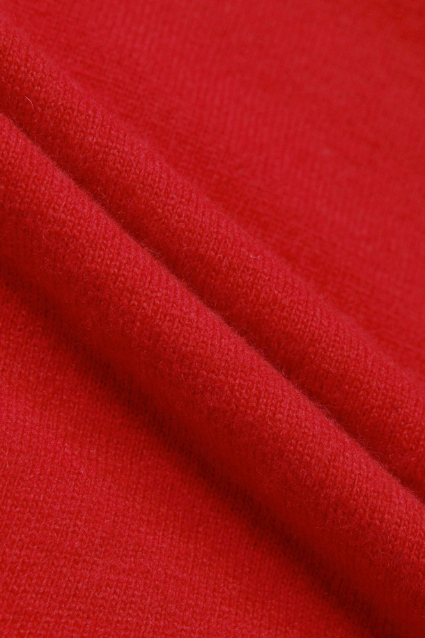 [Atelier] 플라워 모티브 브이넥 니트 풀오버 (레드)는 울, 캐시미어, 나일론 혼방 소재로 제작되어 부드러운 촉감과 따뜻함을 선사합니다. 가을, 겨울 시즌을 위한 두꺼운 두께감과 긴 소매 기장으로 포근함을 더하며, 레귤러핏과 브이넥 디자인이 여성스러운 실루엣을 연출합니다. 클래식하면서도 유니크한 플라워 패턴과 코르사쥬 장식이 돋보이며, 웨어러블한 디자인에 벨벳틴 원사를 사용하여 고급스러움을 더했습니다. 데이트룩, 모임룩, 겨울 데일리룩 등 다양한 TPO에 맞춰 클래식, 로맨틱, 미니멀 스타일을 연출해보세요.
