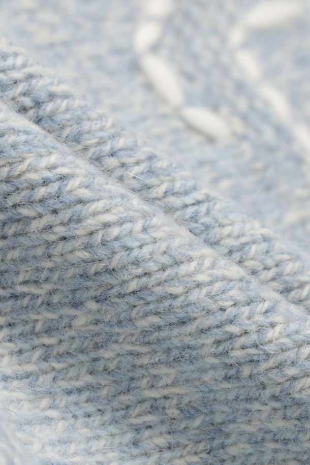 라이트 블루 컬러의 자수 포인트 집업 니트 가디건입니다. 래글런 소매와 하이넥 디자인으로 따뜻함과 스타일을 동시에 잡았습니다. 두꺼운 두께감의 니트 소재에, MULINE 타입 원사를 사용하여 포근한 착용감을 선사합니다. 등판 로고와 핸드메이드 자수 디테일이 유니크한 포인트를 더하며, 밑단 러플과 페플럼 디자인으로 여성스러운 실루엣을 연출합니다. 금속 지퍼로 간편하게 여밀 수 있으며, 가을, 겨울철 캐주얼 룩에 활용하기 좋습니다.
