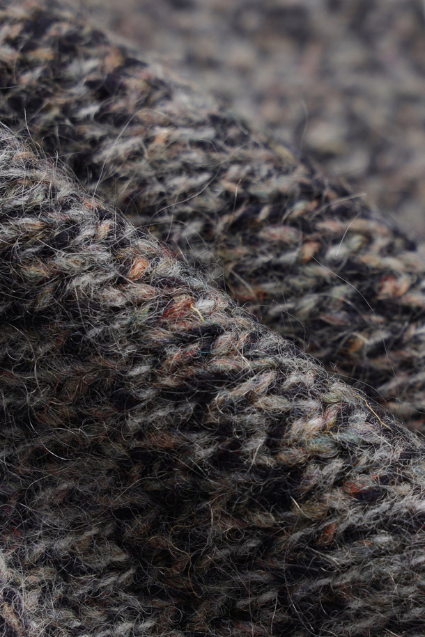 세련된 자수 디테일이 돋보이는 "자수 포인트 집업 니트 가디건 (그레이)"입니다. 부드러운 니트 소재와 두꺼운 두께감으로 따뜻하고 포근한 착용감을 선사하며, 래글런 소매와 페플럼 디자인으로 여성스러운 실루엣을 연출합니다. 하이넥 디자인과 금속 지퍼, 밑단 러플, 로고 자수, 핸드메이드 자수 등 섬세한 디테일들이 유니크한 스타일을 완성합니다. 캐주얼, 클래식, 미니멀 스타일 모두 소화 가능하며 모임룩으로도 활용하기 좋습니다. 쌀쌀한 가을, 겨울 시즌에 폭넓게 활용할 수 있는 실용적인 아이템입니다.
