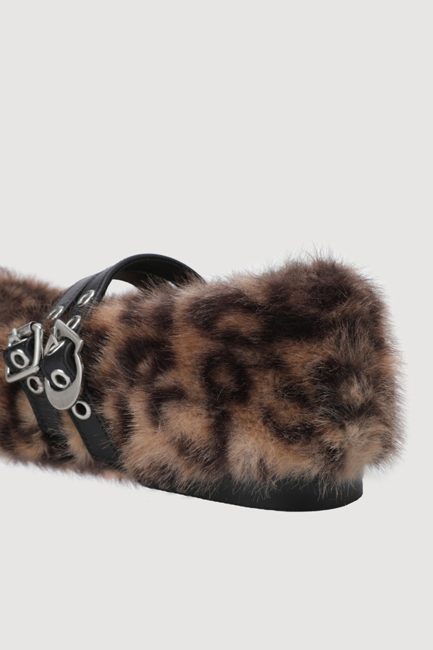 레오파드 플랫 슈즈(multi color)는 여성스러운 스타일을 완성하는 데일리 플랫슈즈입니다. 페이크퍼 소재에 라운드 앞코 디자인으로 편안함과 부드러운 착용감을 선사합니다. 멀티컬러 레오파드 무늬가 유니크하고 클래식한 무드를 더하며, 발등 가죽 스트랩과 엠블럼 버클 디테일로 세련된 포인트를 더했습니다. 쿠셔닝 안감과 플랫 굽으로 편안함을 제공하며, 데이트룩, 모임룩, 카페룩 등 다양한 TPO에 매치하기 좋습니다. 클래식, 미니멀, 걸리시 스타일을 즐겨 입는 분들께 추천합니다.
