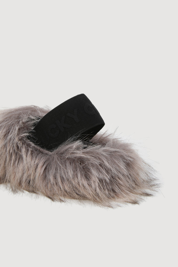 A-페이크 퍼 클로그(다크 베이지)는 여성용 클로그로, 가을과 겨울에 따뜻하고 포근하게 착용하기 좋은 슈즈입니다. 라운드 앞코에 페이크 퍼 소재를 사용하여 부드러운 질감을 살렸으며, 안감 역시 퍼로 마감해 보온성을 높였습니다. 플랫 굽으로 편안한 착용감을 제공하며, 오픈형 디자인과 뒷부분 레터링 밴드 디테일이 캐주얼하면서도 스트릿한 감성을 더합니다. 쿠셔닝을 보강하여 활동성을 높였으며, 고급스러운 패키지로 제공되어 선물용으로도 좋습니다. 동네 마실룩, 겨울 데일리룩, 산책룩 등 다양한 TPO에 미니멀, 캐주얼, 스트리트 스타일로 연출해보세요.
