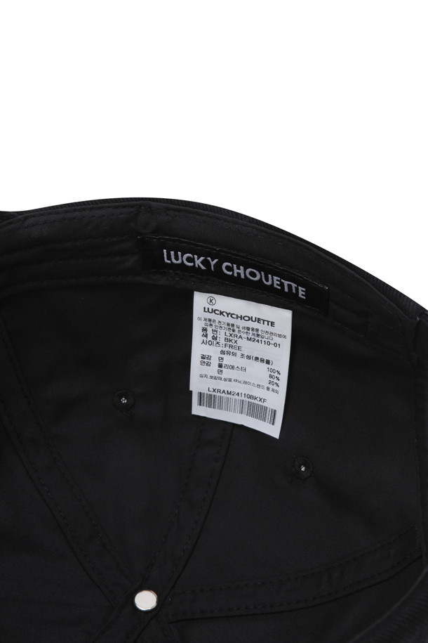 [Re-Order] 레터링 자수 볼캡은 일상, 산책룩, 여행룩 등 다양한 TPO에 활용 가능한 볼캡입니다. 캐주얼, 미니멀, 클래식 스타일을 즐겨 입는 분들께 추천하며, 부드러운 촉감의 면 소재로 제작되어 편안한 착용감을 선사합니다. 모자 앞면에는 레터링 자수가, 측면에는 엠블럼 자수가 놓여 세련된 디자인을 완성합니다. 고밀도 10수 트윌 소재를 사용하여 튼튼하며, 후면 사이즈 조절 버클로 편리하게 핏을 조절할 수 있습니다. 블랙 색상으로 어떤 스타일에도 쉽게 매치할 수 있는 데일리 아이템입니다.
