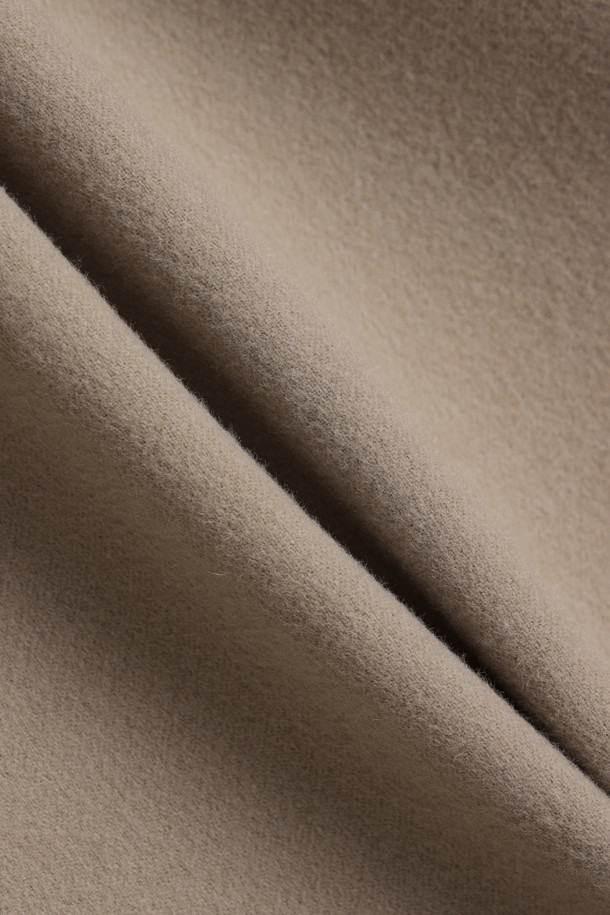 베이직한 디자인과 부드러운 촉감이 돋보이는 울 하프 코트입니다. 가을, 겨울 시즌 여성 의류로, 미니멀하고 시크한 스타일을 연출하기 좋습니다. 레귤러핏으로 제작되었으며, 하프 기장과 긴 소매가 특징입니다. 가슴 포켓과 사이드 포켓이 있어 실용성을 더했으며, 버튼 여밈 방식으로 편안하게 착용할 수 있습니다. 겨울 데일리룩, 출근룩, 오피스룩 등 다양한 TPO에 활용하여 클래식한 분위기를 완성해보세요.
