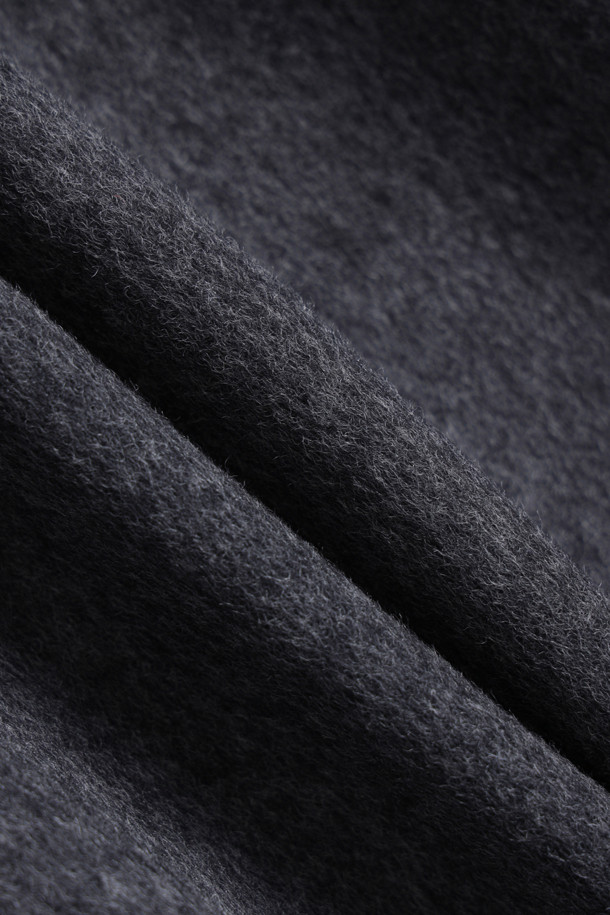 울 하프 코트는 여성용 아우터로, 가을과 겨울에 착용하기 좋은 두꺼운 울 소재의 하프 코트입니다. 미니멀하고 베이직한 스타일로, 톤 다운된 그레이 컬러와 무지 디자인이 특징입니다. 긴소매에 레귤러핏으로 제작되었으며, 버튼 여밈 방식과 가슴 및 사이드 포켓 디테일이 돋보입니다. 출근룩, 겨울 데일리룩, 오피스룩 등 다양한 TPO에 활용 가능한 클래식, 미니멀, 시크 스타일의 코트입니다.
