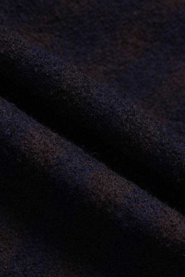 차분하고 세련된 무드의 울 하프 코트입니다. 블랙 컬러에 클래식한 체크 패턴이 돋보이며, 베이직한 디자인으로 유행을 타지 않아 오랫동안 즐겨 입을 수 있습니다. 가을, 겨울 시즌에 적합하며, 두꺼운 울 소재로 제작되어 따뜻함을 선사합니다. 출근룩, 오피스룩, 겨울 데일리룩 등 다양한 TPO에 활용 가능하며, 레귤러핏으로 편안한 착용감을 제공합니다. 하프 기장의 코트로, 가슴 포켓과 사이드 포켓 디테일로 실용성을 더했습니다.
