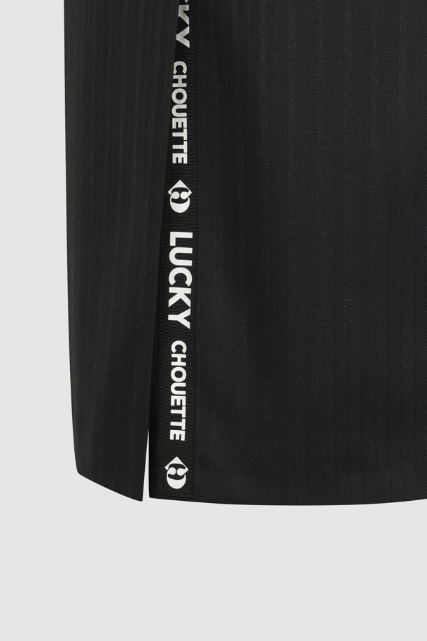 헤링본 슬릿 롱 스커트입니다. 모던한 스타일의 여성 롱 스커트로, 블랙 컬러의 폴리에스테르 소재로 제작되었습니다. H라인과 슬림핏으로 시크한 실루엣을 연출하며, 사계절 내내 착용 가능합니다. 밑트임 디테일과 버튼 및 지퍼 클로징, 페이크 포켓, 로고 테이프가 특징입니다. 오피스룩, 모임룩, 데이트룩 등 다양한 TPO에 클래식, 미니멀, 시크한 스타일로 연출하기 좋습니다.
