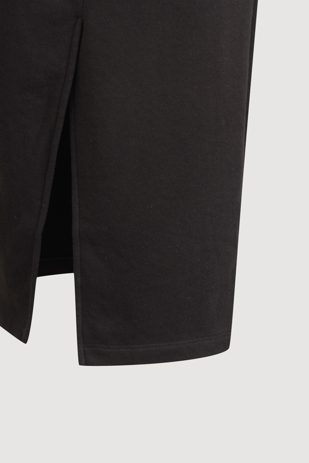 슬릿 포인트 밴딩 스커트입니다. 여성용으로, 봄, 여름, 가을에 착용하기 좋은 블랙 컬러의 스웻 스커트입니다. 캐주얼 스타일의 H라인 롱 기장으로, 허리 밴딩과 스트링으로 편안한 착용감을 선사합니다. 앞뒤 슬릿 디테일과 언발란스 포켓, 자수 포인트가 특징이며, 부드러운 면 소재로 제작되었습니다. 동네 마실룩이나 산책룩에 미니멀하게 연출하기 좋습니다.
