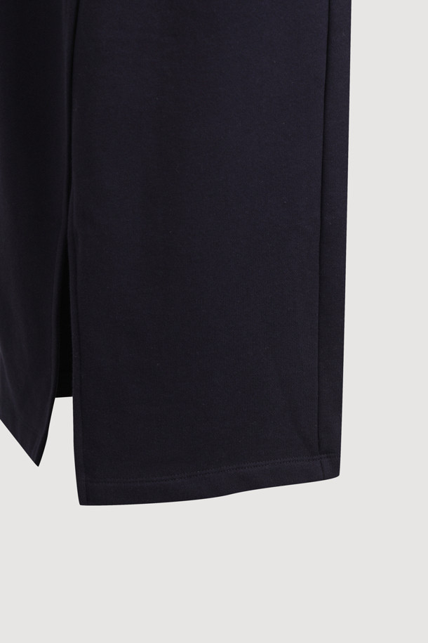 슬릿 포인트 밴딩 스커트

캐주얼하고 미니멀한 스타일의 여성용 스커트입니다. 데일리룩으로 활용하기 좋은, 면 소재의 루즈핏 H라인 스커트입니다. 허리 밴딩과 스트링으로 편안한 착용감을 선사하며, 앞뒤 슬릿 디테일이 활동성을 더합니다. 자수 포인트와 포켓 디테일로 포인트를 주었으며 롱 기장으로 다리 라인을 자연스럽게 커버해 줍니다. 동네 마실룩에 편안하게 매치하세요.
