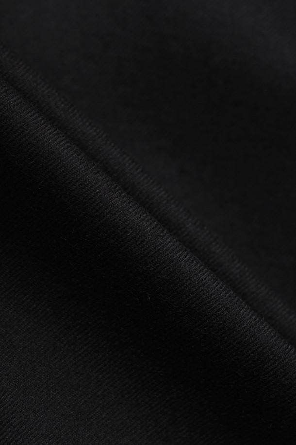 **울 롱 스커트**는 가을과 겨울에 어울리는 여성용 롱스커트입니다. 부드러운 울 소재로 제작되었으며, 클래식하고 베이직한 스타일을 연출합니다. A라인 핏과 플리츠 디자인이 특징이며, 허리 턱 디테일과 지퍼 여밈, 양옆 포켓으로 실용성을 더했습니다. 블랙 컬러의 무지 디자인으로 오피스룩, 겨울 데일리룩, 모임룩 등 다양한 TPO에 활용 가능하며, 미니멀하고 시크한 스타일을 완성합니다.
