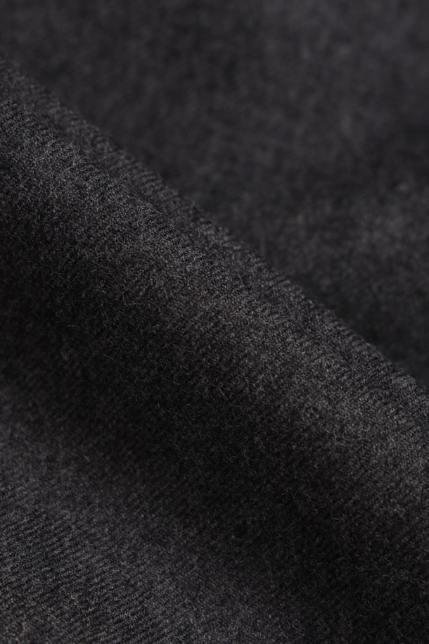 세련된 스타일을 완성하는 울 롱 스커트입니다. 부드러운 촉감의 울 소재로 제작되어 가을, 겨울 시즌 따뜻하게 착용할 수 있습니다. 클래식하고 베이직한 디자인에 A라인 핏으로, 허리 턱 디테일이 더해져 고급스러운 실루엣을 연출합니다. 무지 디자인에 플리츠 치마 타입으로, 오피스룩, 겨울 데일리룩, 모임룩 등 다양한 TPO에 활용 가능합니다. 안감과 양 옆 포켓, 지퍼 여밈으로 실용성까지 갖춘 레귤러핏 스커트입니다.
