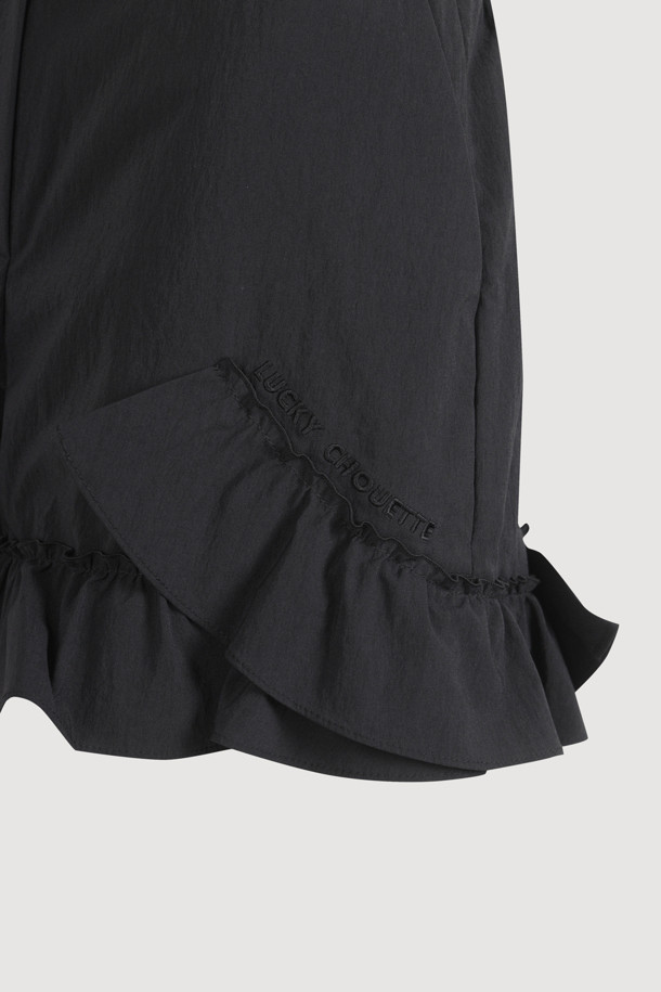 백 밴딩 프릴 쇼츠는 페미닌한 무드의 여성용 프릴 쇼츠입니다. 면 혼방 소재로 제작되어 탄탄한 촉감을 선사하며, 숏 기장과 와이드 핏으로 편안하게 착용할 수 있습니다. 뒷밴딩 처리로 허리 라인을 잡아주며, 프릴 디테일이 여성스러움을 더합니다. 블랙 컬러의 무지 디자인으로 미니멀하고 클래식한 스타일을 연출하며, 데이트룩, 카페룩, 휴가룩 등 다양한 TPO에 활용하기 좋습니다. 버튼과 후크 클로징, 센터 지퍼, 사이드 슬릿 포켓, 힙 페이크 포켓 등의 디테일로 실용성을 더했습니다.
