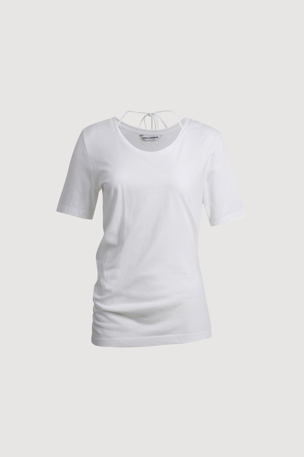 넥 리본 스트링 티셔츠는 부드러운 면 소재로 제작되어 편안한 착용감을 선사합니다. 얇은 두께감으로 봄, 여름 시즌에 시원하게 입기 좋으며, 베이직하고 캐주얼한 스타일을 연출합니다. 넥 라인 스트링 디테일이 여성스러운 포인트를 더하고, 뒷면 레터링 자수와 사선 밑단 디자인으로 밋밋함을 덜었습니다. 데이트룩, 쇼핑룩 등 다양한 TPO에 활용하기 좋은 레귤러핏의 화이트 티셔츠입니다. 캐주얼, 미니멀, 클래식 스타일을 선호하는 여성분들께 추천합니다.
