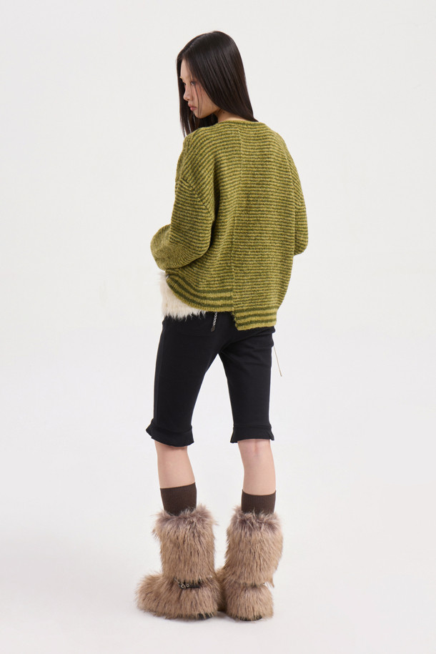 LUCKY CHOUETTE (럭키슈에뜨)의 Chouetties Fake Fur Belt (아이보리)는 부드러운 촉감의 페이크 퍼 소재로 제작된 여성용 벨트입니다. 가을, 겨울 시즌에 어울리며, 캐주얼, 미니멀, 클래식 스타일을 모두 아우르는 디자인입니다. 끈으로 여미는 방식이며, 개발 달 금속 장식이 포인트로 더해져 세련된 느낌을 줍니다. 가벼운 착용감으로 데이트룩, 모임룩 등 다양한 룩에 레이어드하여 연출할 수 있습니다.
