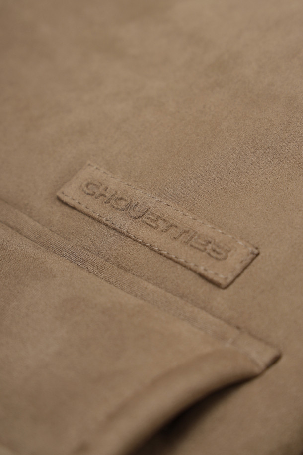 럭키슈에뜨 Chouetties (쇼티스) Fake Mustang (베이지)는 여성스러운 캐주얼 스타일을 연출하는 무스탕입니다. 스웨이드와 덤블 소재의 조화로 포근하고 부드러운 촉감을 선사하며, 두꺼운 두께감으로 따뜻하게 착용할 수 있습니다. 넉넉한 루즈핏과 스탠다드핏 디자인으로 편안한 착용감을 제공하며, 하프 기장으로 다양한 하의와 매치하기 좋습니다. 아웃포켓 디테일과 로고 엠보 포인트가 디자인의 포인트를 더하며, 가을과 겨울 시즌 데일리룩에 활용하기 좋습니다. 베이지 컬러는 미니멀하고 클래식한 분위기를 연출합니다.
