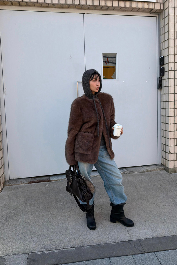 럭키슈에뜨의 슈에티스 페이크 퍼 재킷(브라운)은 출근룩, 오피스룩, 비즈니스 캐주얼에 어울리는 아이템입니다. 클래식, 미니멀, 시크한 스타일을 연출하기에 적합하며, 부드러운 페이크 퍼 소재가 고급스러운 분위기를 더합니다. 브라운 컬러는 따뜻하고 세련된 느낌을 주어 다양한 옷차림에 코디하기 좋습니다. 럭키슈에뜨만의 감각적인 디자인으로, 겨울철 스타일링에 포인트를 더해보세요. 페이크 퍼 재킷으로 시크하고 따뜻한 겨울을 완성하세요.
