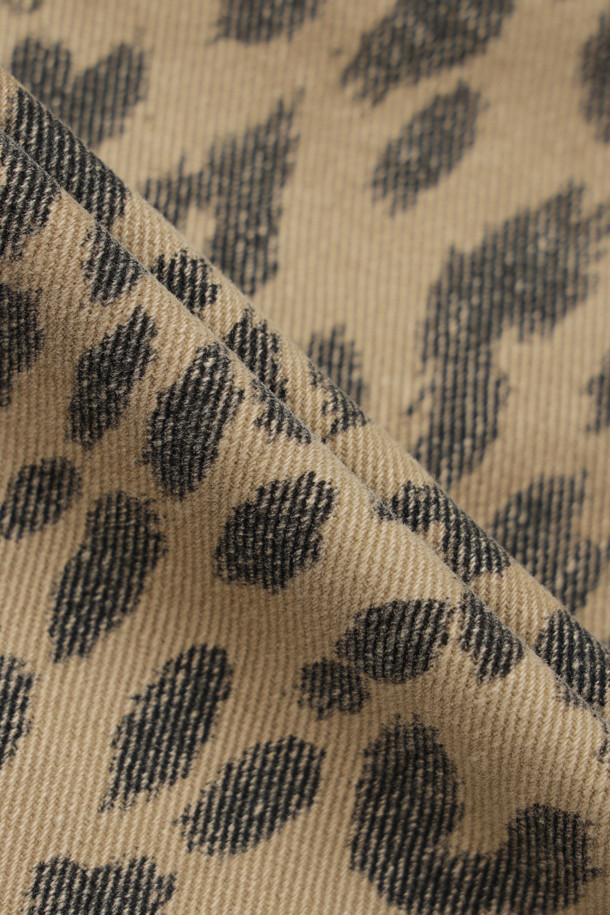 Chouetties by LUCKY CHOUETTE(슈에티 바이 럭키슈에뜨) 레오파드 미니 데님 스커트 (베이지)는 캐주얼과 빈티지 무드를 동시에 연출할 수 있는 여성용 미니스커트입니다. 사계절 활용 가능한 데님 소재의 H라인 핏으로, 로우라이즈 디자인이 특징입니다. 베이지 컬러 바탕에 레오파드 패턴이 돋보이며, 스톤 워싱과 데미지 디테일, 로고 캔톤, 리벳 장식, 레터링 자수 등의 디테일이 더해져 유니크한 매력을 선사합니다. 데이트룩과 쇼핑룩에 어울리는 캐주얼, 클래식, 미니멀 스타일의 아이템입니다.
