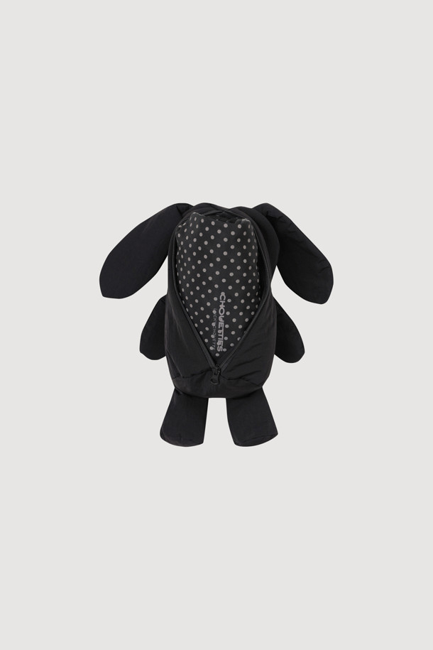 LUCKY CHOUETTE (럭키슈에뜨)의 도트 패턴 프릴 포인트 점퍼는 블랙 컬러의 여성용 아우터입니다. 가볍고 부드러운 나일론 소재로 제작되어 봄, 가을 간절기에 착용하기 좋습니다. 지퍼형 여밈 방식과 루즈핏 디자인으로 편안한 착용감을 선사하며, 프릴 디테일과 레터링 프린트가 돋보입니다. 소매와 밑단 밴딩 처리로 활동성을 높였으며, 슈롱이 파우치 세트가 포함되어 실용적입니다. 캐주얼, 미니멀, 걸리시 스타일을 즐기는 분들께 동네 마실룩, 쇼핑룩, 봄 소풍룩으로 추천합니다.
